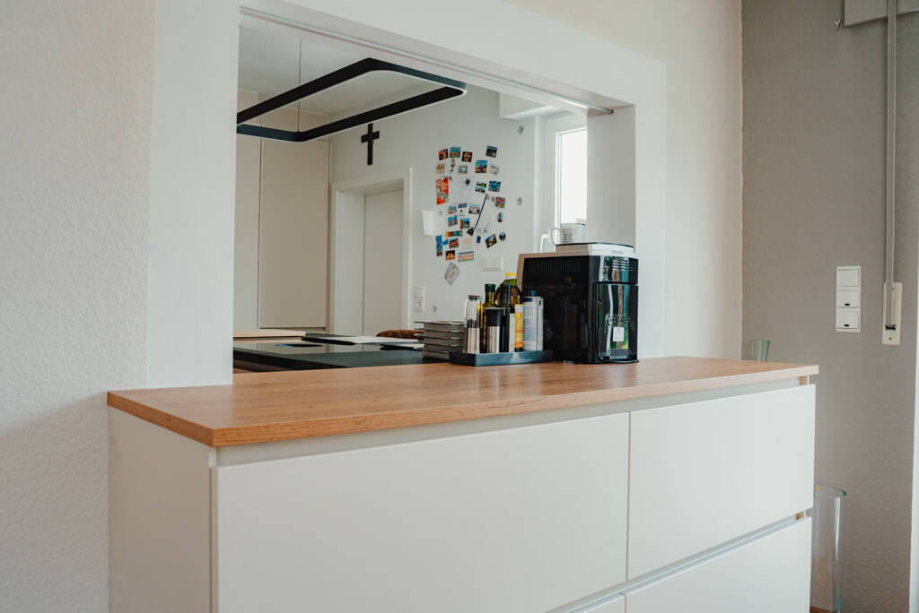 Grifflose weiße Designküche von Molitor Küchen – Gesamtansicht