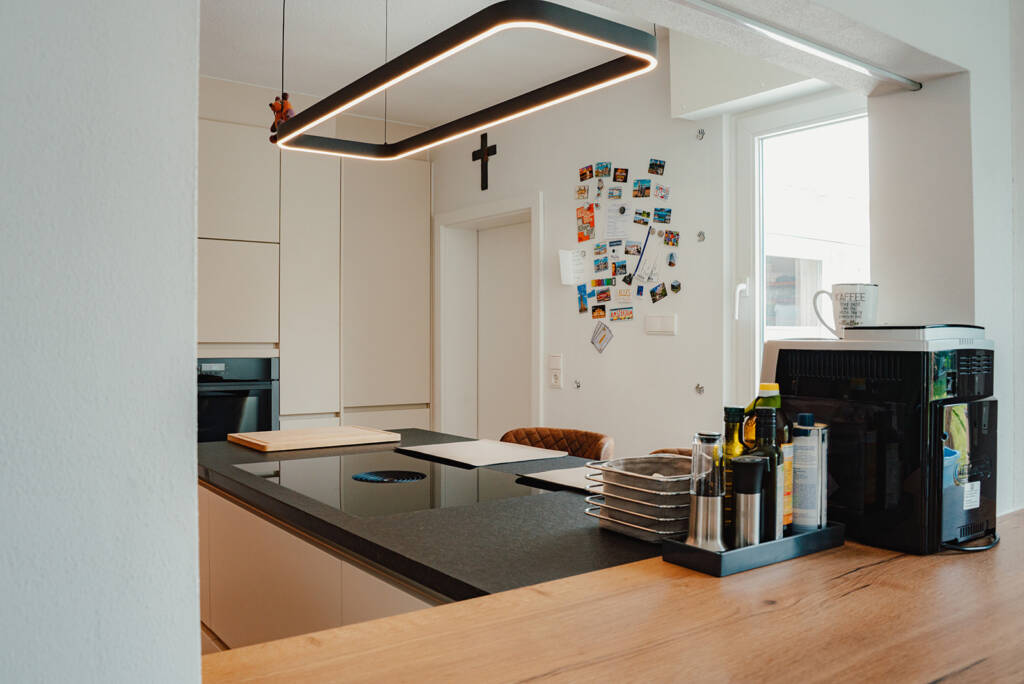 Grifflose weiße Designküche von Molitor Küchen – Arbeitsbereich