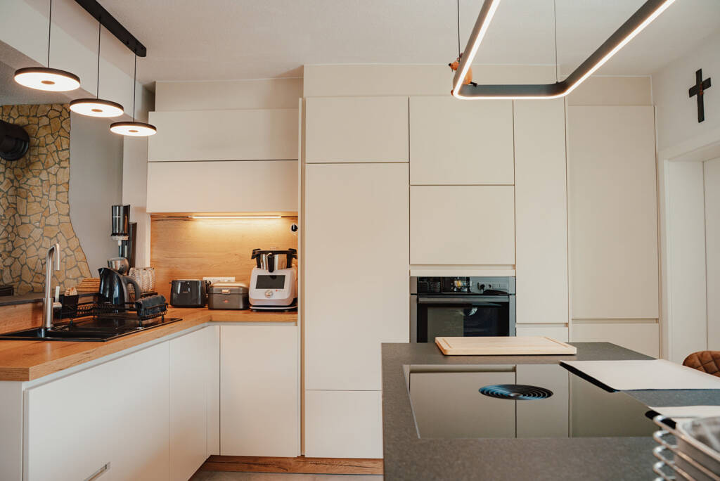 Grifflose weiße Designküche von Molitor Küchen – Raum